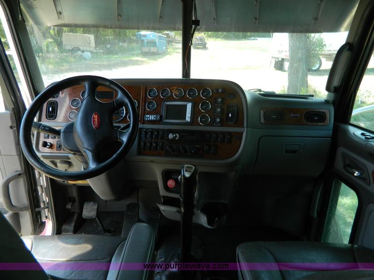 image for item H2440 2007 Peterbilt 386 semi truck