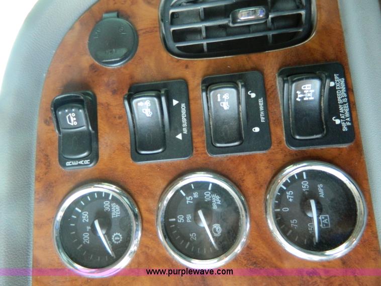 image for item H2440 2007 Peterbilt 386 semi truck