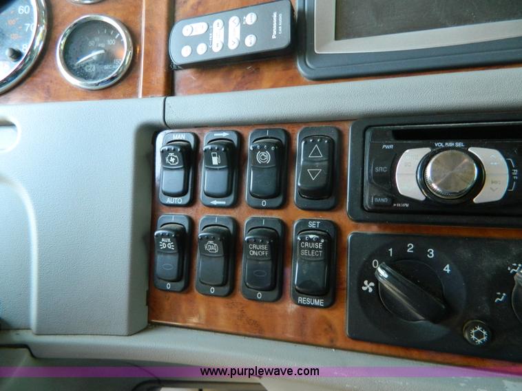 image for item H2440 2007 Peterbilt 386 semi truck