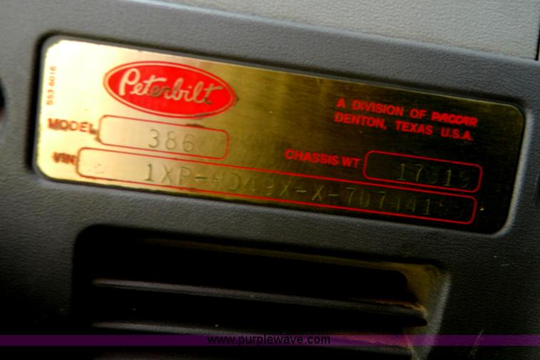 image for item H2440 2007 Peterbilt 386 semi truck