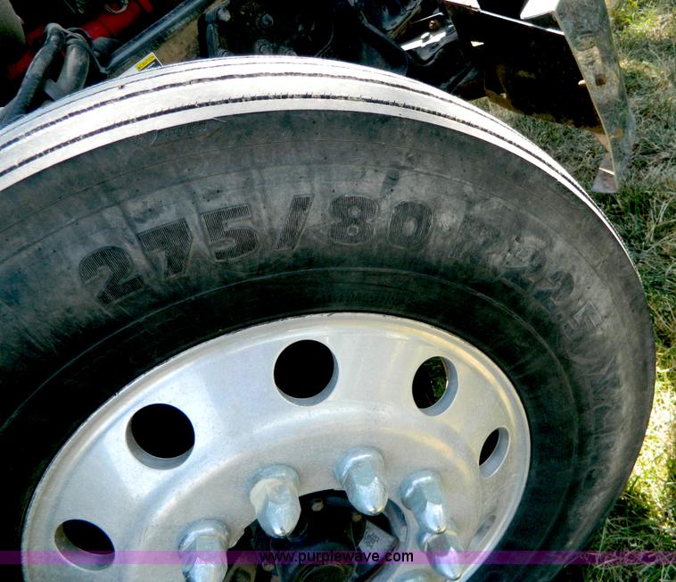 image for item H2440 2007 Peterbilt 386 semi truck