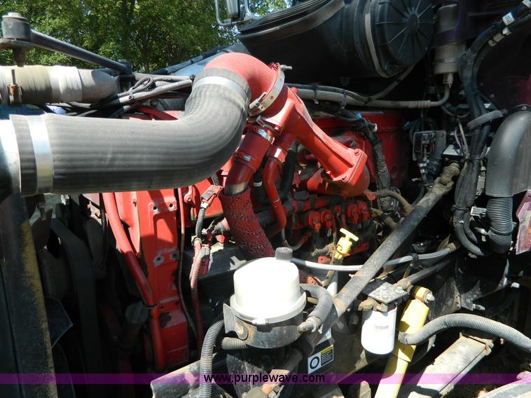 image for item H2440 2007 Peterbilt 386 semi truck