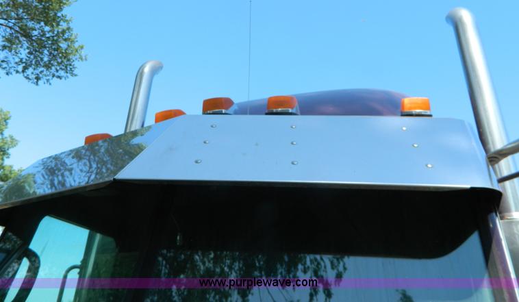 image for item H2440 2007 Peterbilt 386 semi truck