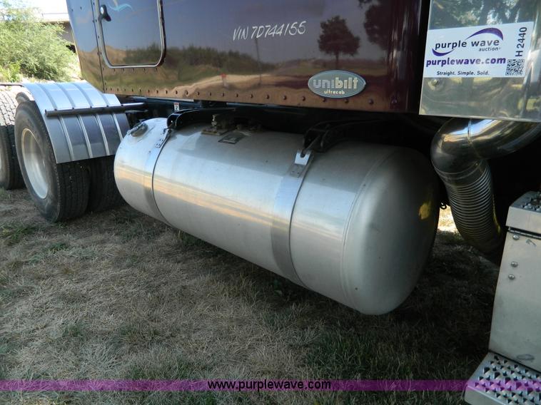 image for item H2440 2007 Peterbilt 386 semi truck