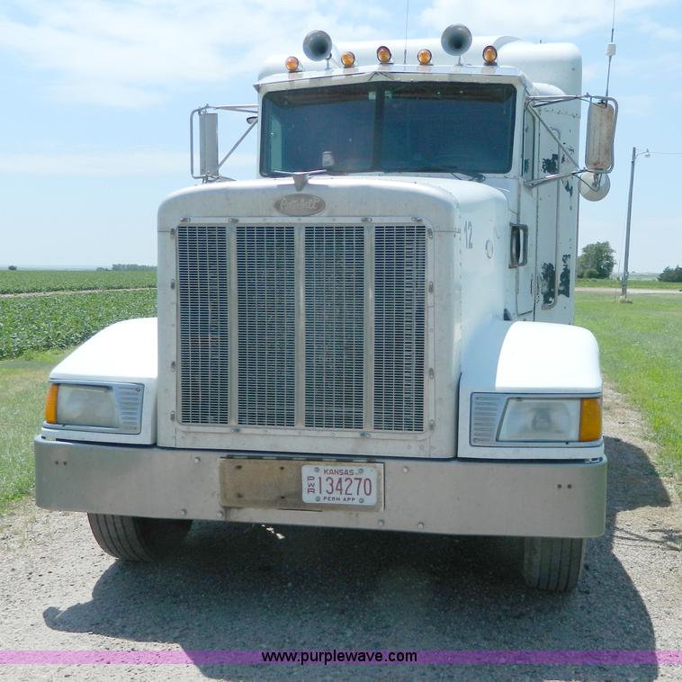 image for item H2453 2000 Peterbilt 377 semi truck