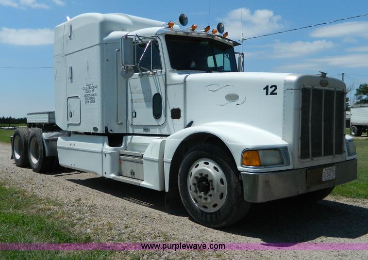 image for item H2453 2000 Peterbilt 377 semi truck
