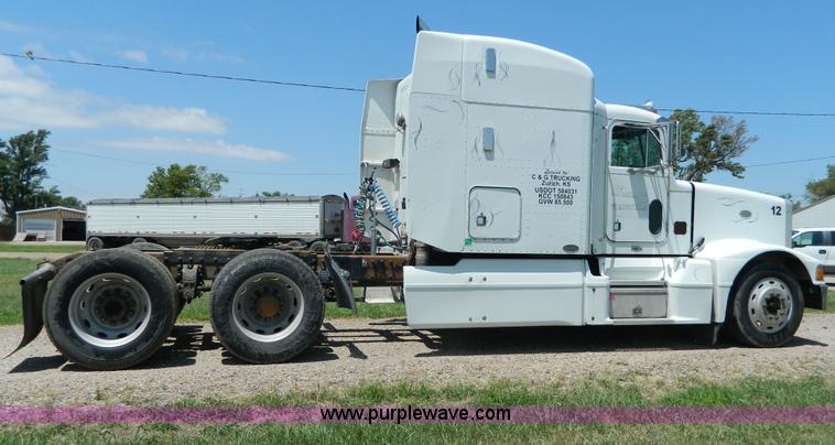 image for item H2453 2000 Peterbilt 377 semi truck