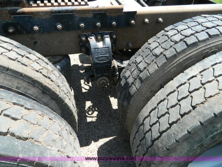 image for item H2453 2000 Peterbilt 377 semi truck