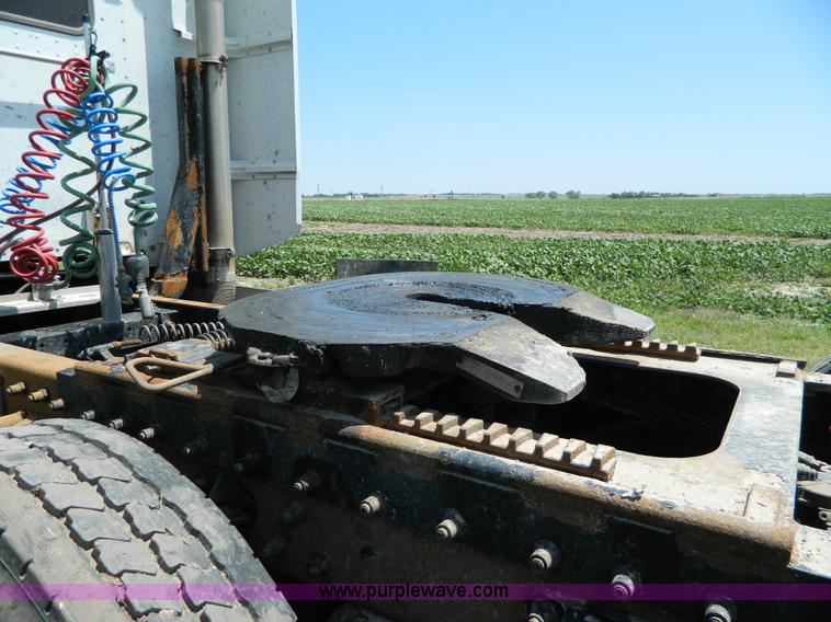 image for item H2453 2000 Peterbilt 377 semi truck