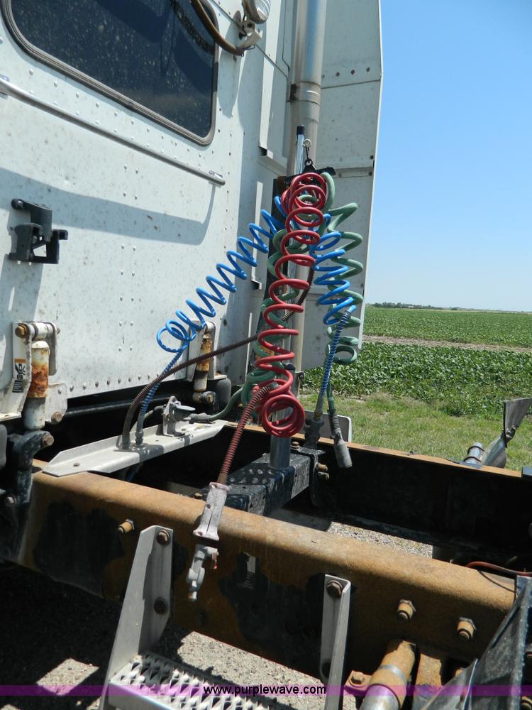 image for item H2453 2000 Peterbilt 377 semi truck