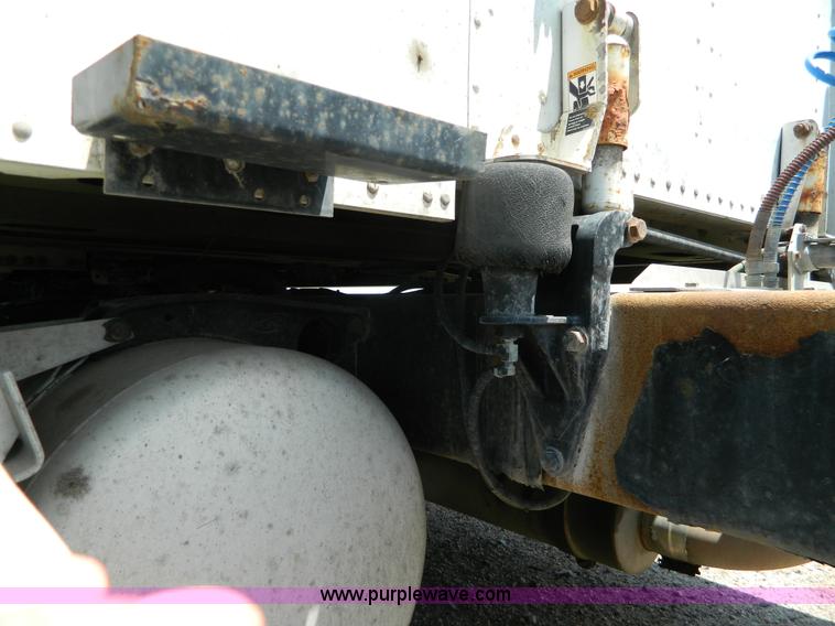 image for item H2453 2000 Peterbilt 377 semi truck