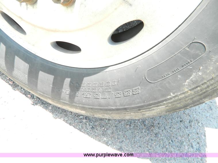 image for item H2453 2000 Peterbilt 377 semi truck