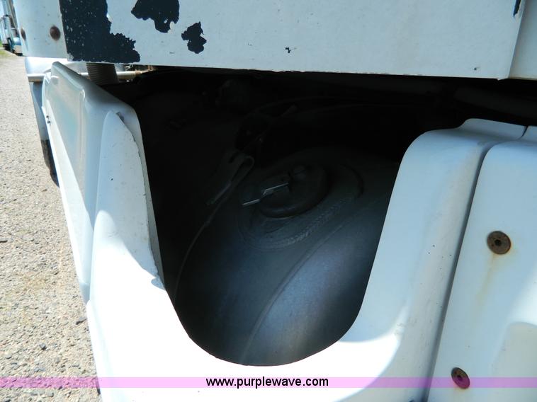 image for item H2453 2000 Peterbilt 377 semi truck