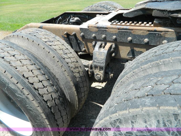 image for item H2453 2000 Peterbilt 377 semi truck