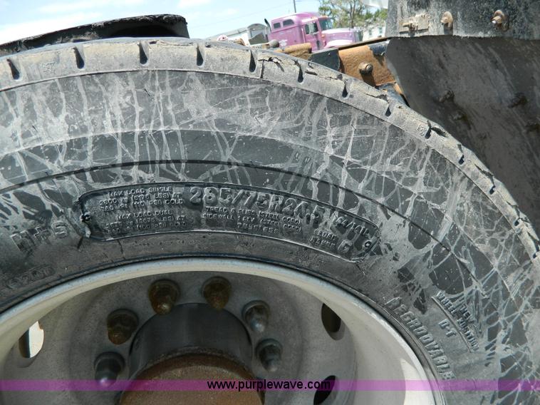 image for item H2453 2000 Peterbilt 377 semi truck