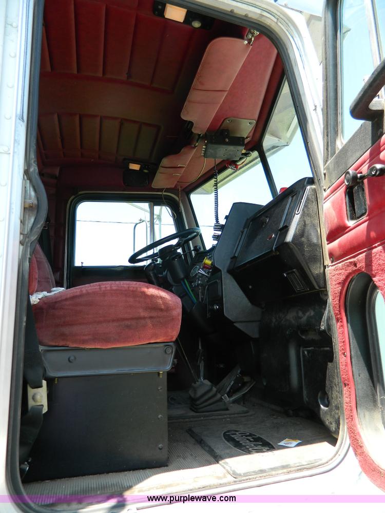 image for item H2453 2000 Peterbilt 377 semi truck