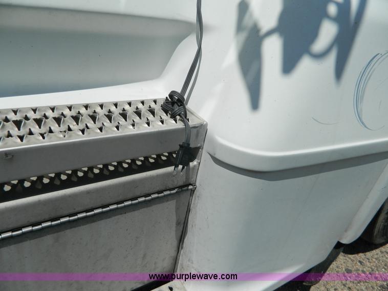 image for item H2453 2000 Peterbilt 377 semi truck