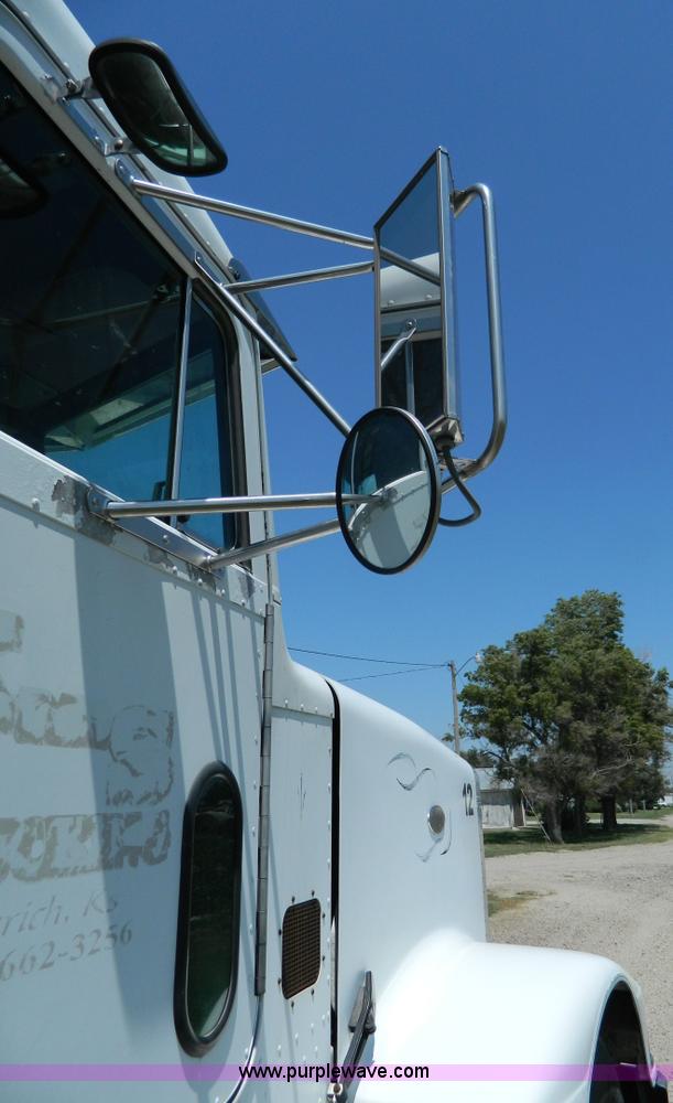 image for item H2453 2000 Peterbilt 377 semi truck