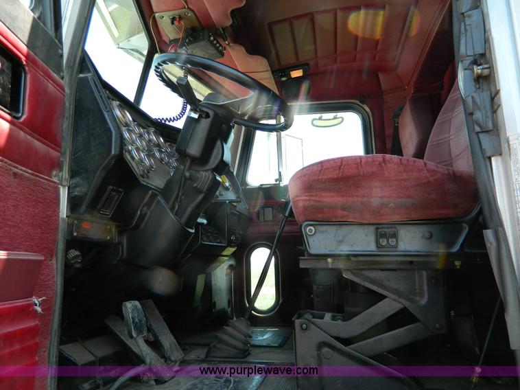 image for item H2453 2000 Peterbilt 377 semi truck