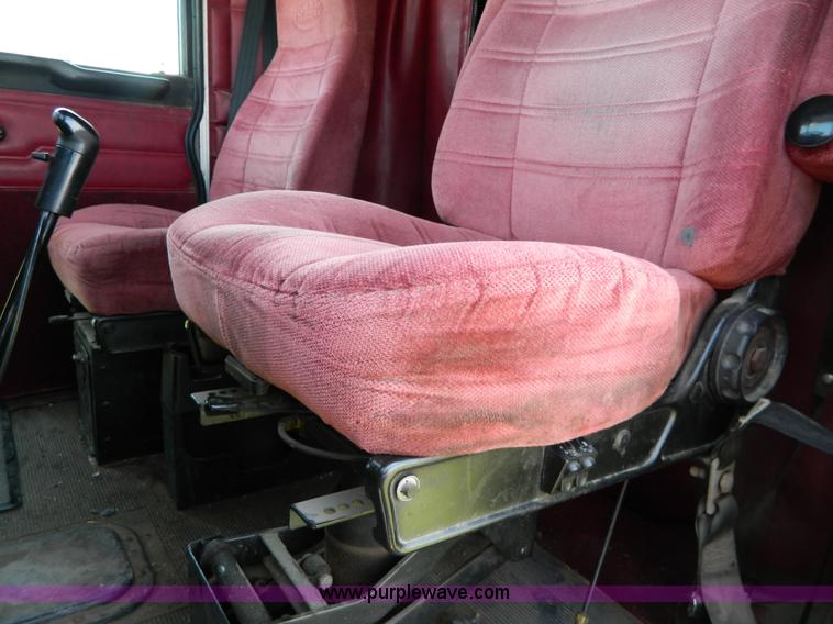 image for item H2453 2000 Peterbilt 377 semi truck