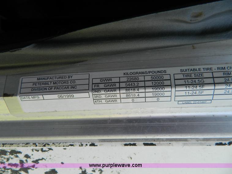 image for item H2453 2000 Peterbilt 377 semi truck