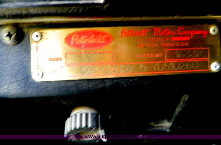 image for item H2453 2000 Peterbilt 377 semi truck