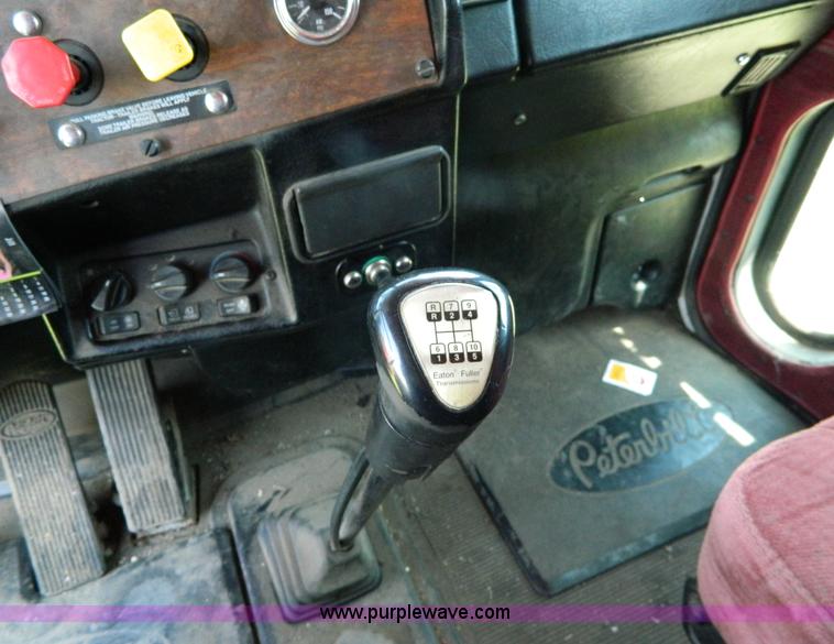image for item H2453 2000 Peterbilt 377 semi truck