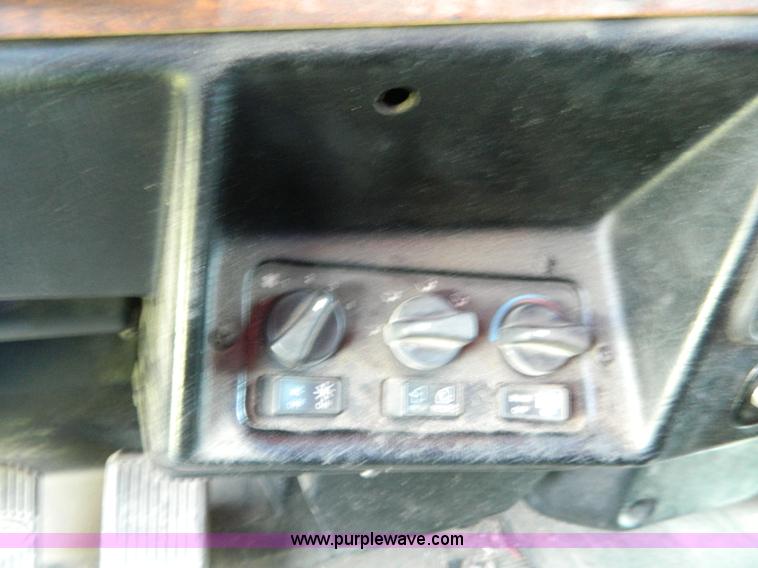 image for item H2453 2000 Peterbilt 377 semi truck