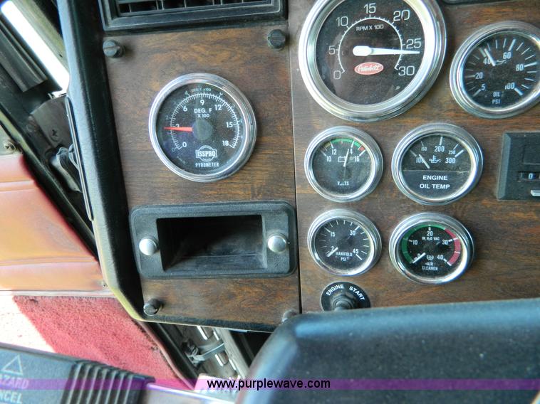 image for item H2453 2000 Peterbilt 377 semi truck