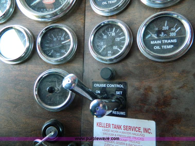 image for item H2453 2000 Peterbilt 377 semi truck