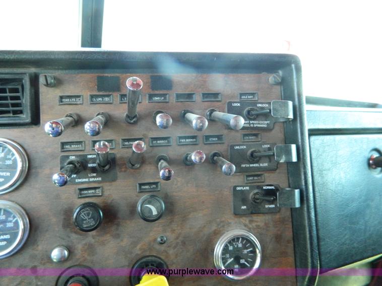 image for item H2453 2000 Peterbilt 377 semi truck