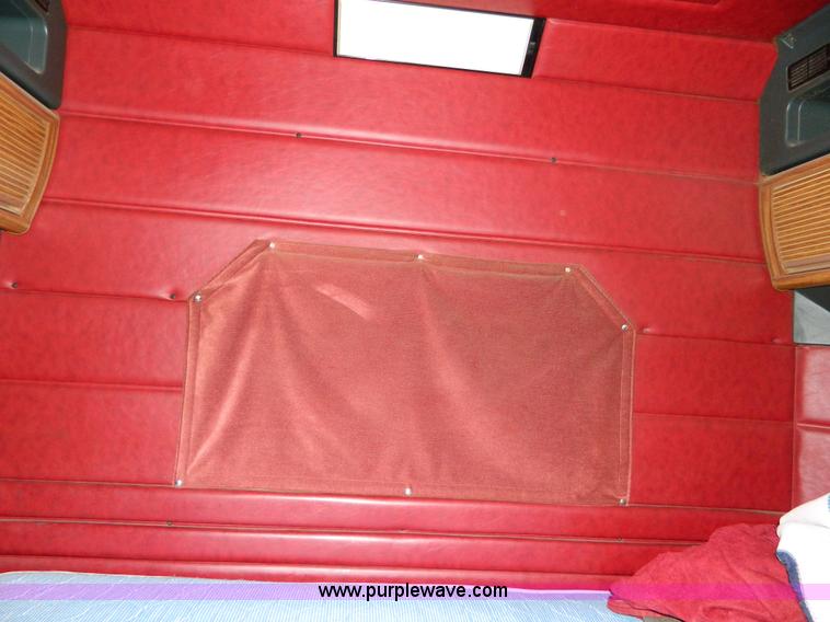 image for item H2453 2000 Peterbilt 377 semi truck