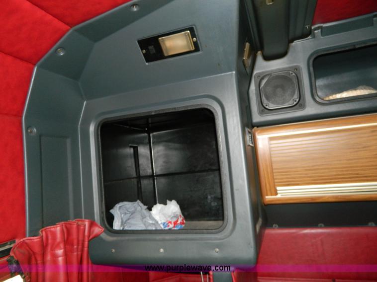 image for item H2453 2000 Peterbilt 377 semi truck