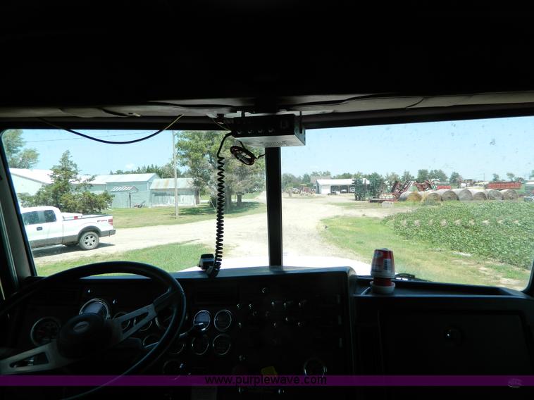 image for item H2453 2000 Peterbilt 377 semi truck