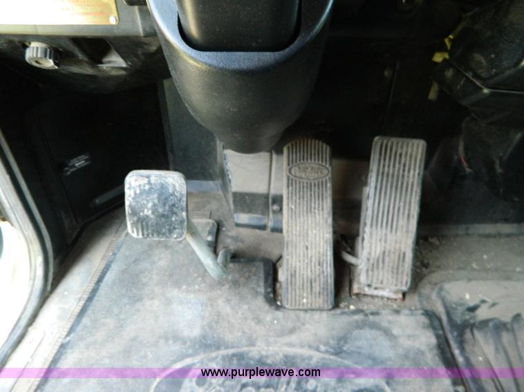 image for item H2453 2000 Peterbilt 377 semi truck