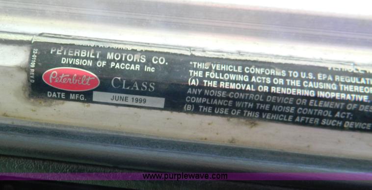 image for item H2453 2000 Peterbilt 377 semi truck