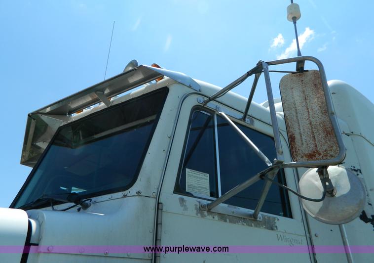 image for item H2453 2000 Peterbilt 377 semi truck