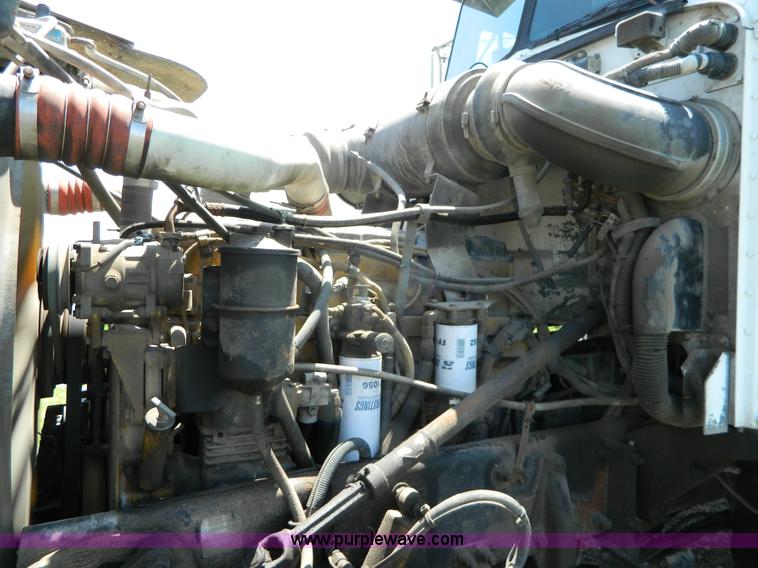 image for item H2453 2000 Peterbilt 377 semi truck