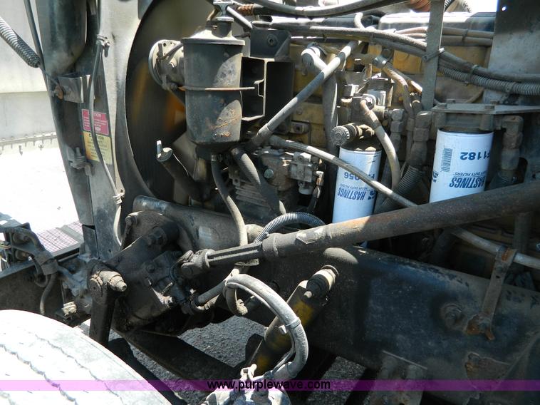 image for item H2453 2000 Peterbilt 377 semi truck