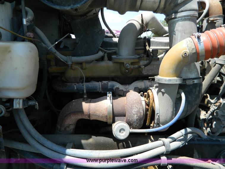 image for item H2453 2000 Peterbilt 377 semi truck