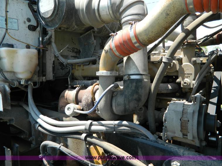 image for item H2453 2000 Peterbilt 377 semi truck