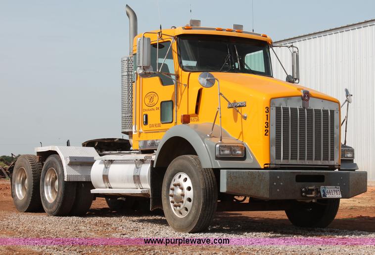 image for item H5636 2004 Kenworth T800 semi truck