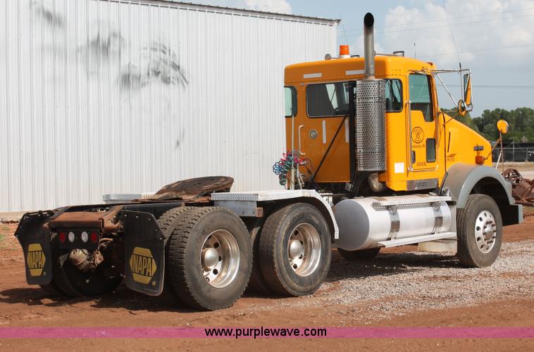 image for item H5636 2004 Kenworth T800 semi truck