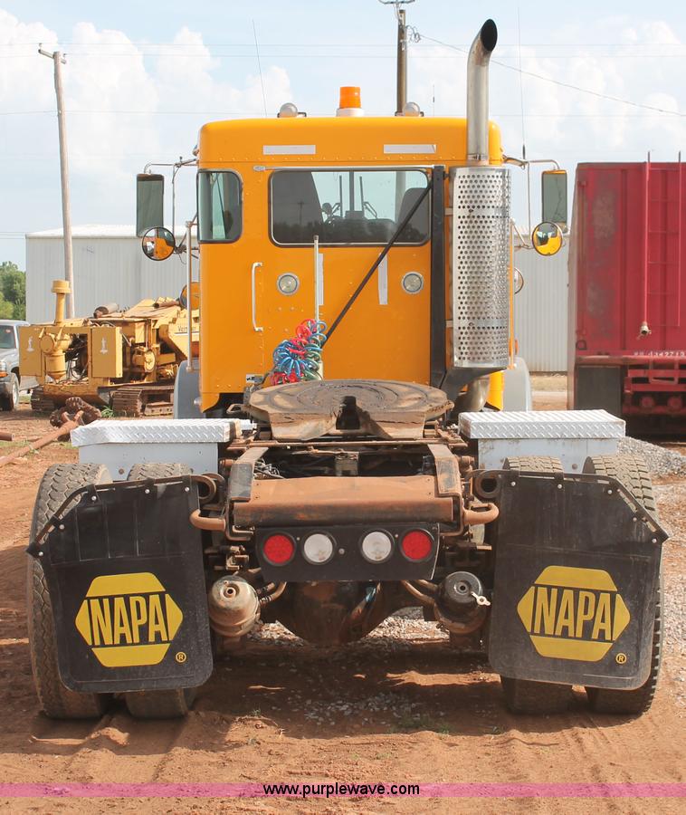 image for item H5636 2004 Kenworth T800 semi truck