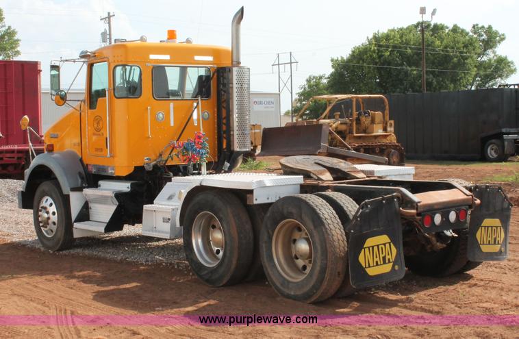image for item H5636 2004 Kenworth T800 semi truck