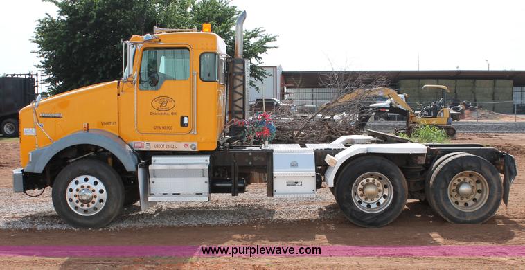 image for item H5636 2004 Kenworth T800 semi truck