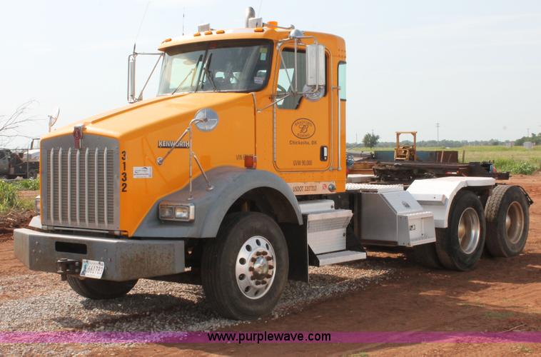 image for item H5636 2004 Kenworth T800 semi truck