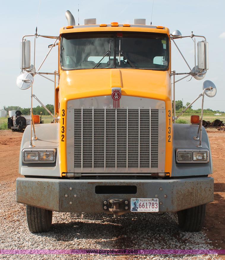 image for item H5636 2004 Kenworth T800 semi truck