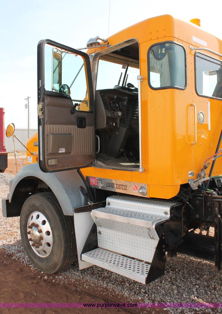 image for item H5636 2004 Kenworth T800 semi truck