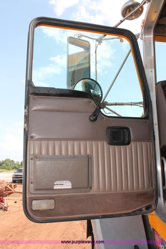 image for item H5636 2004 Kenworth T800 semi truck